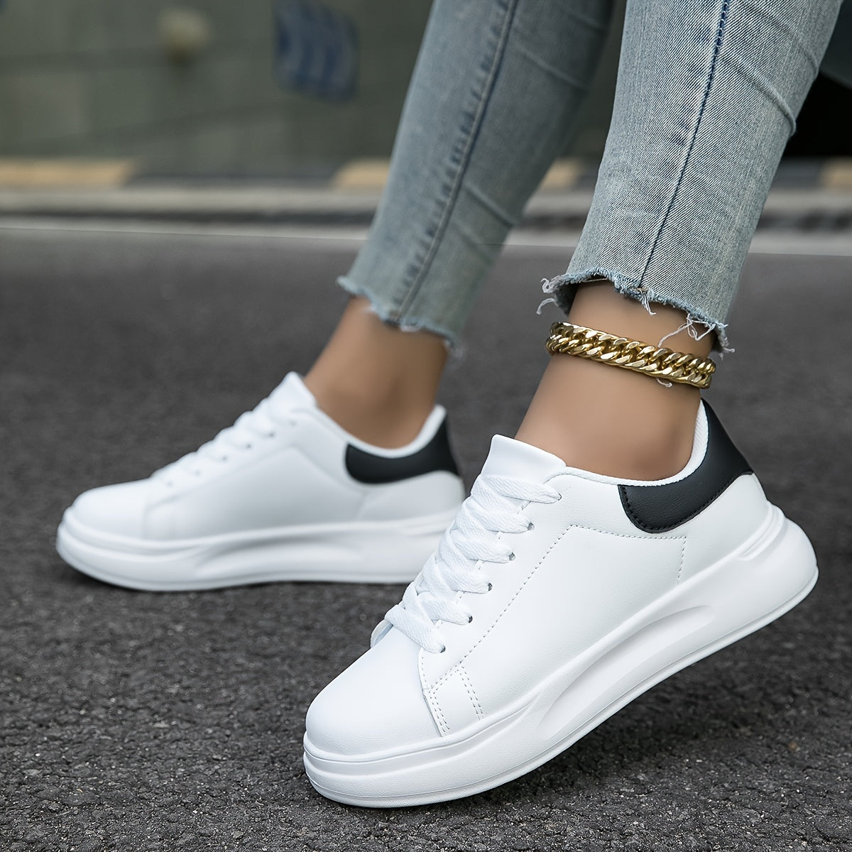 Sneakers femme blanches au design épuré | baskets intemporelles et polyvalentes