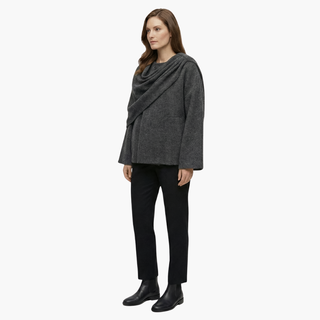 Manteau cape donna elegante con silhouette fluida e collo sciarpa