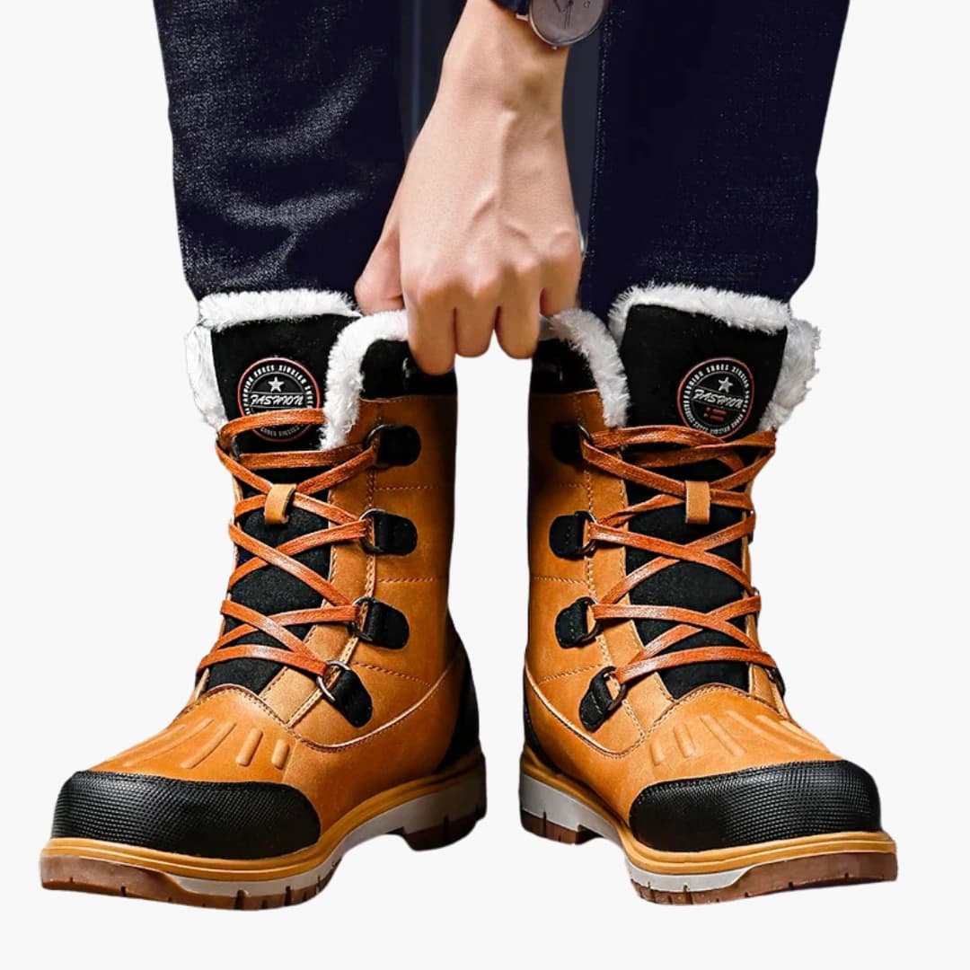 Bottes homme avec tige et semelle adaptées pour usage hivernal