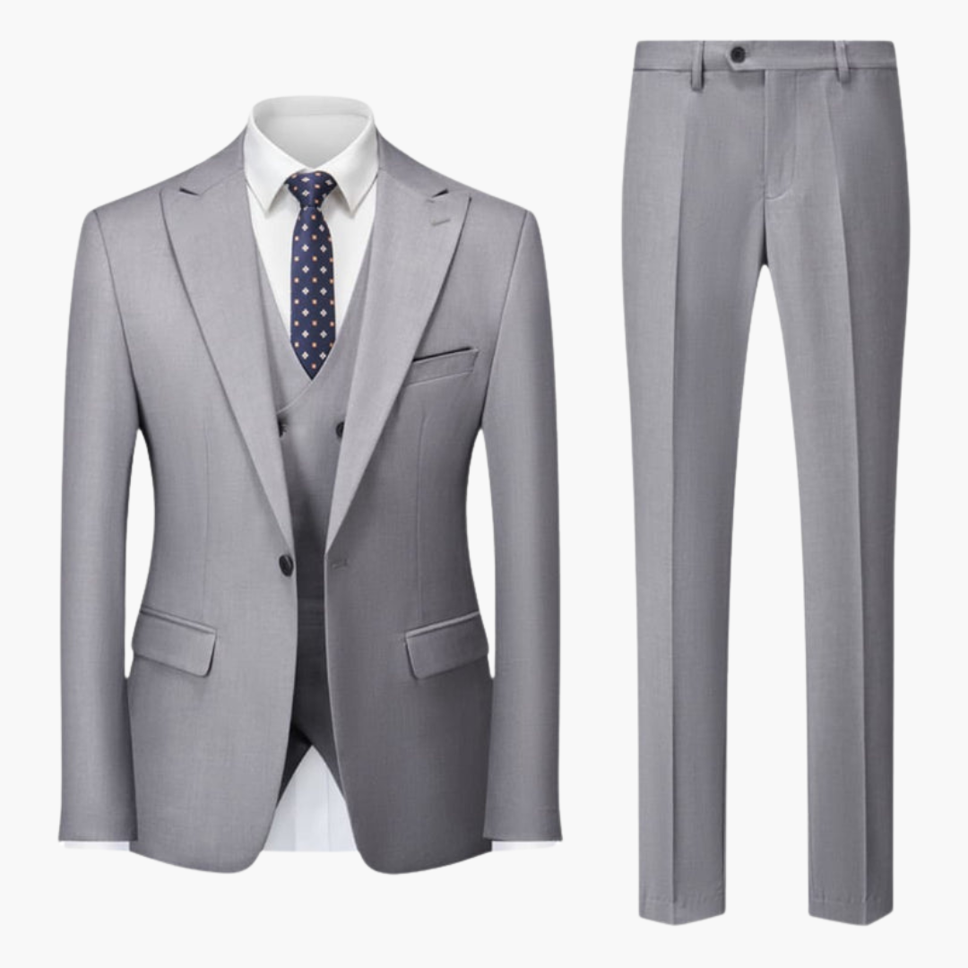 Costume uomo tre pezzi con rever dentellato e pantalone taglio aderente