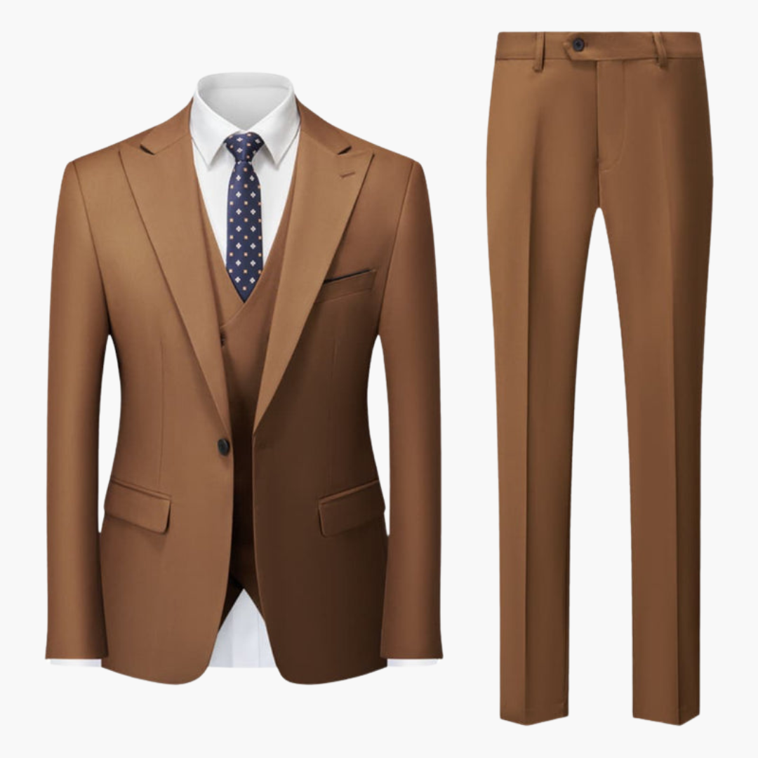 Costume uomo tre pezzi con rever dentellato e pantalone taglio aderente
