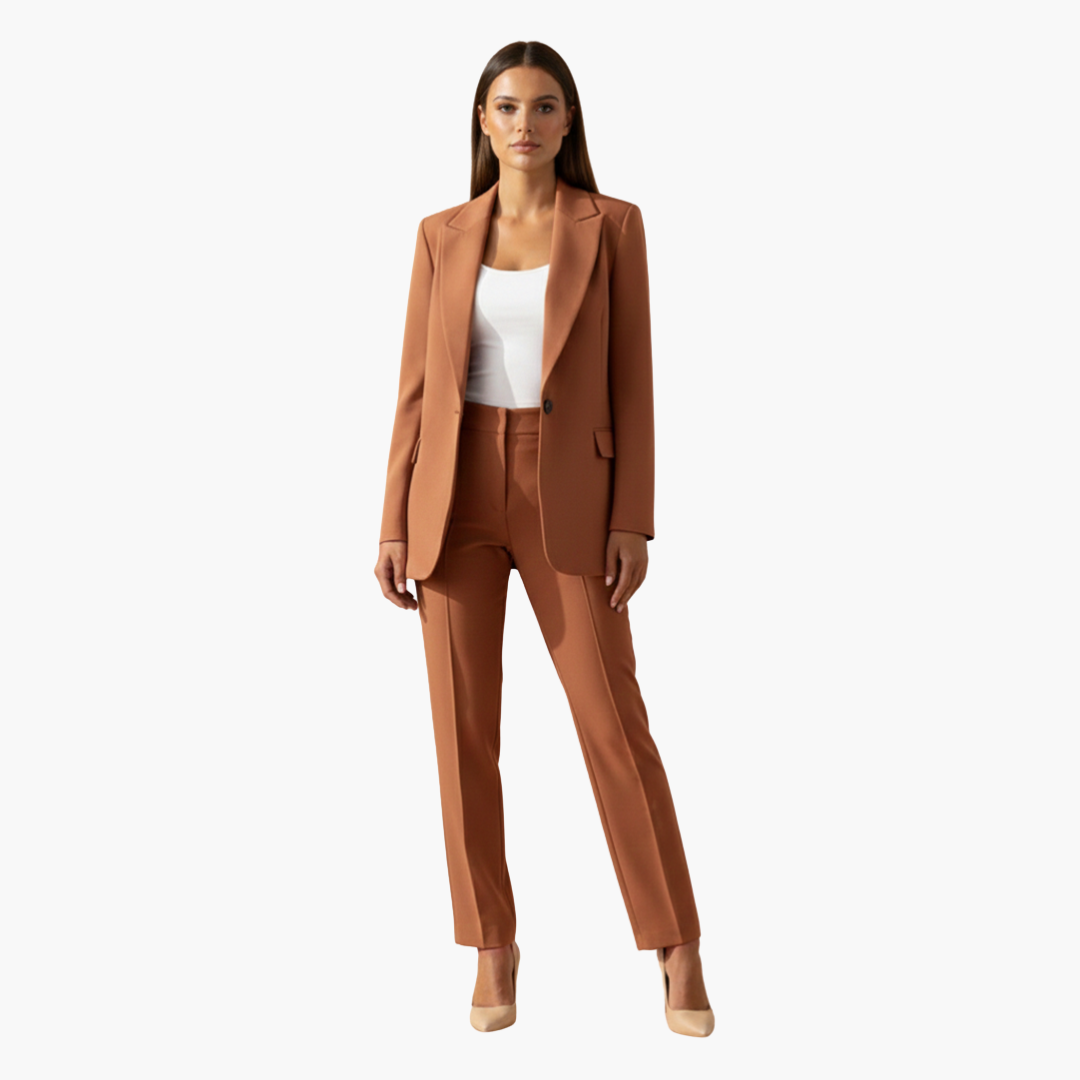 Completo Blazer e Pantaloni Donna con Rever a Lancia e Taglio Slim