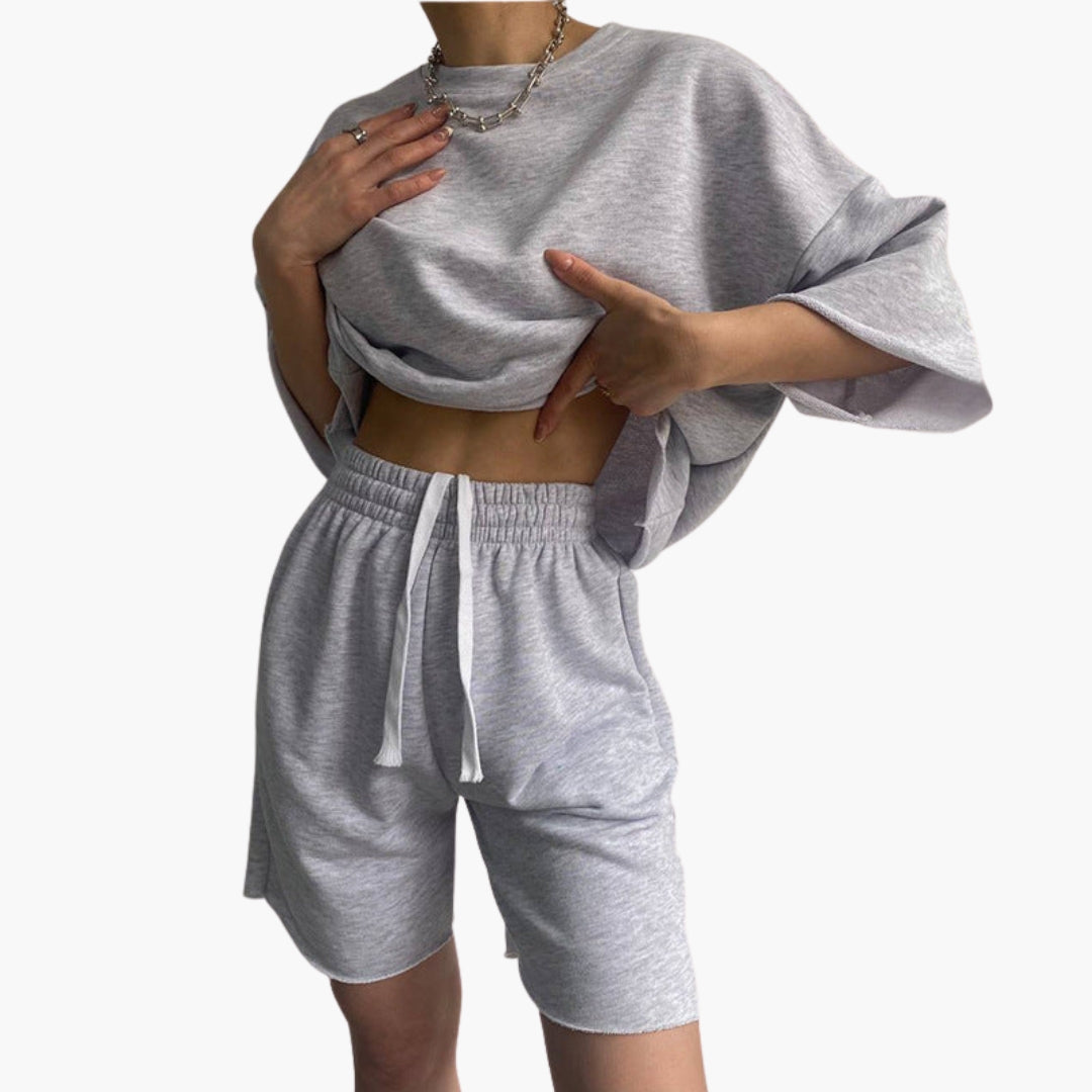 Completo sportivo donna con top corto e pantaloncini con coulisse