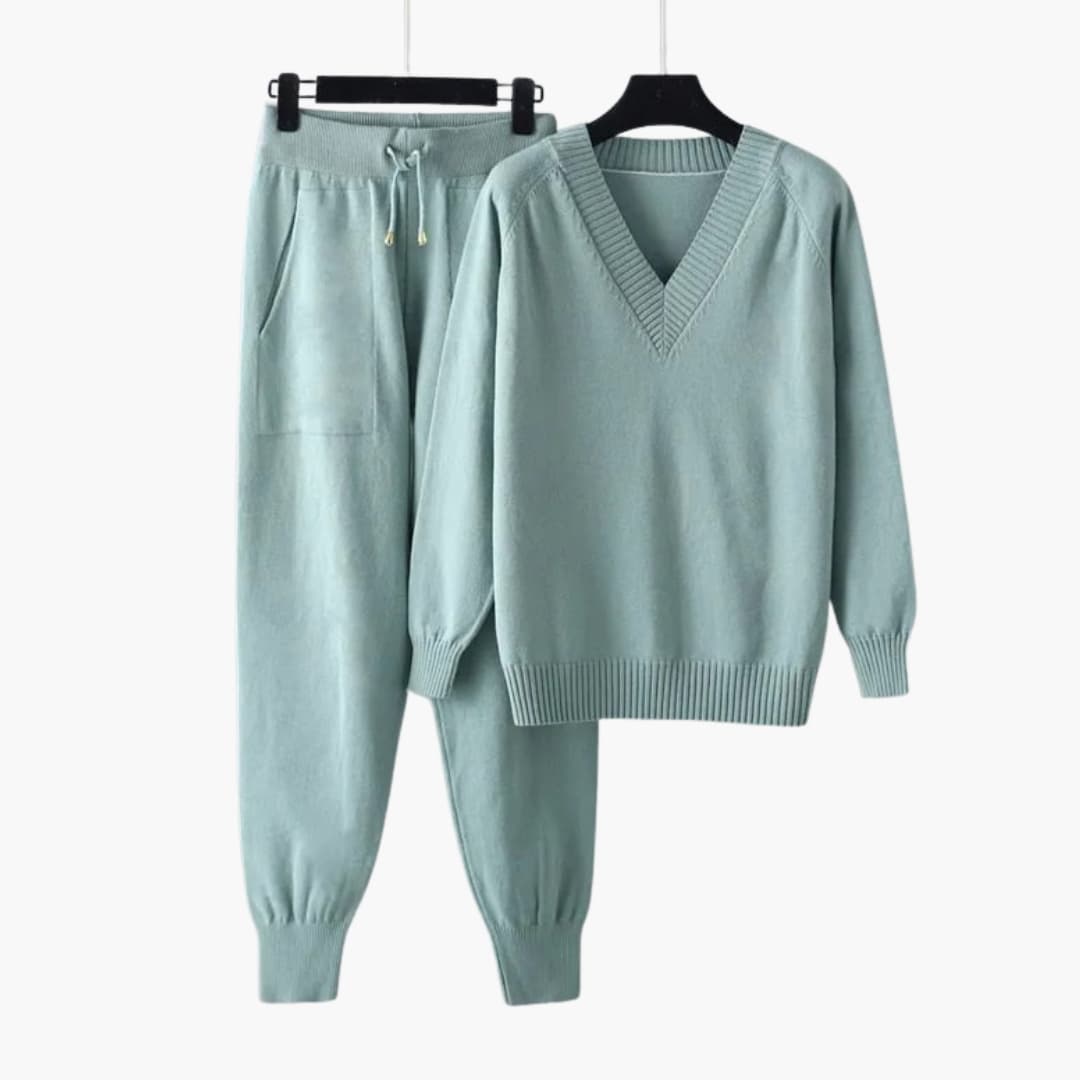 Ensemble détente femme en maille avec haut col V et pantalon taille élastique