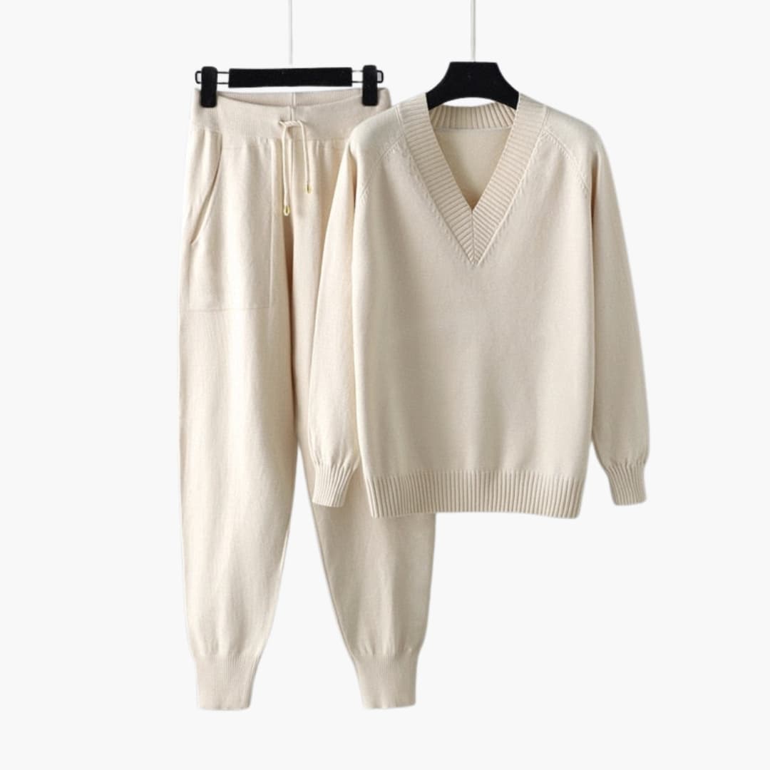 Ensemble détente femme en maille avec haut col V et pantalon taille élastique