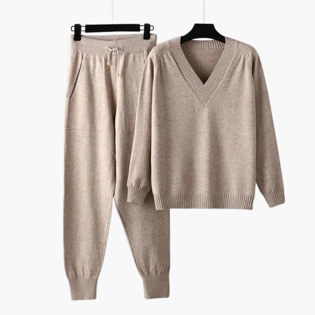 Ensemble détente femme en maille avec haut col V et pantalon taille élastique