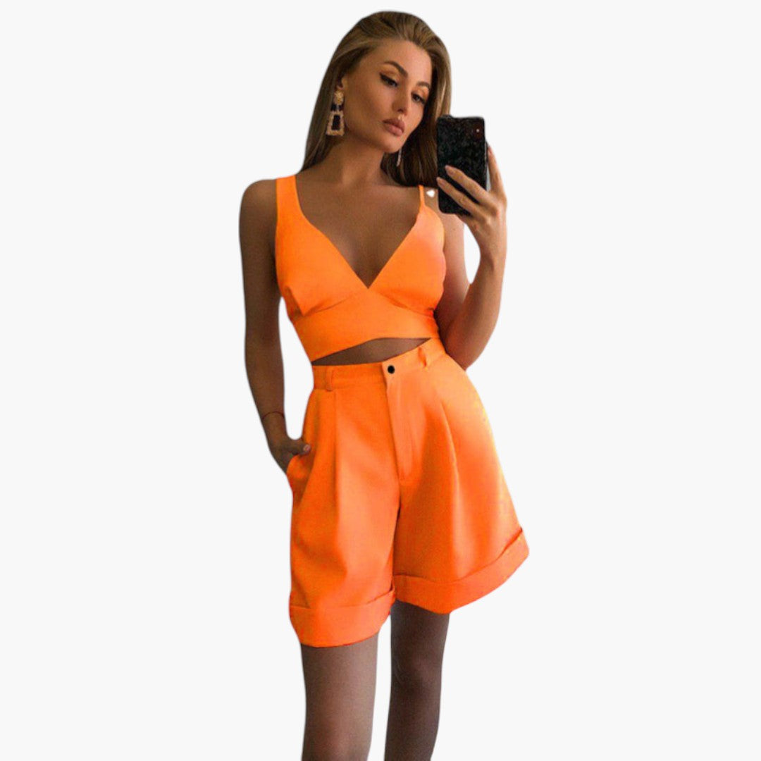 Completo donna con maglia corta a scollo a V e pantaloncini a vita elastica