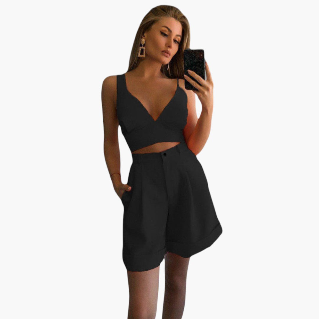 Completo donna con maglia corta a scollo a V e pantaloncini a vita elastica