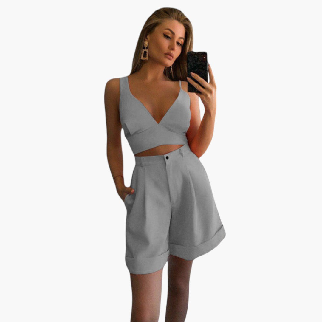 Completo donna con maglia corta a scollo a V e pantaloncini a vita elastica