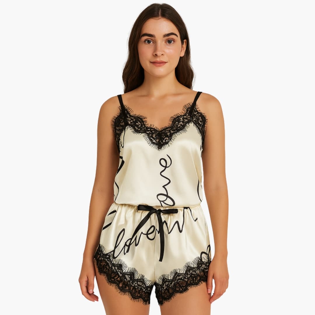 Ensemble pyjama femme en satin avec imprimé cœur et finitions en dentelle