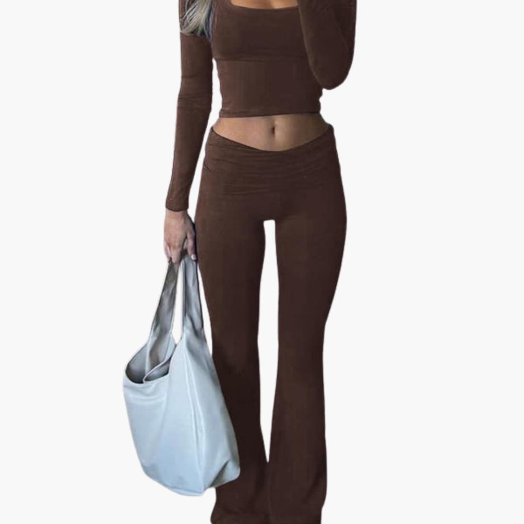Completo sportivo donna con scollo quadrato e pantaloni larghi