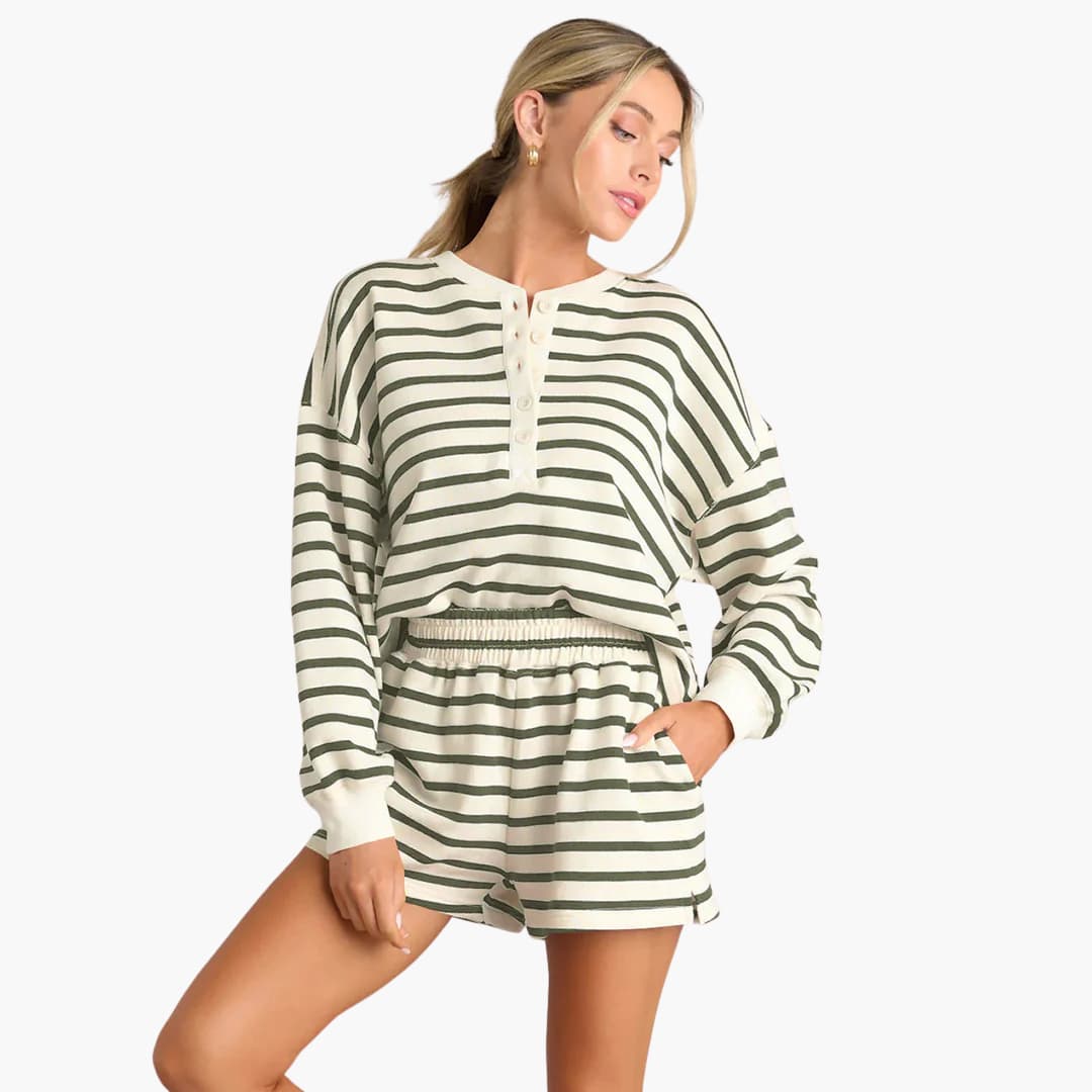 Ensemble sportswear femme avec haut rayé et short à taille élastique