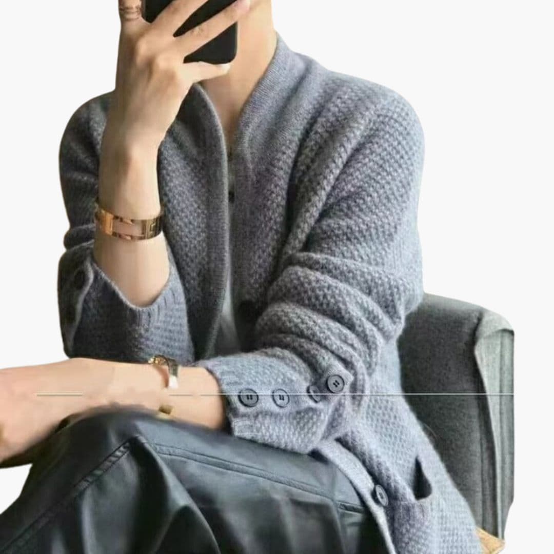 Colete feminino com superfície texturizada e abotoamento frontal