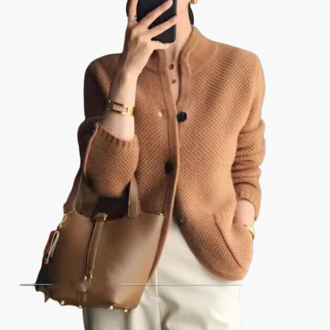 Colete feminino com superfície texturizada e abotoamento frontal