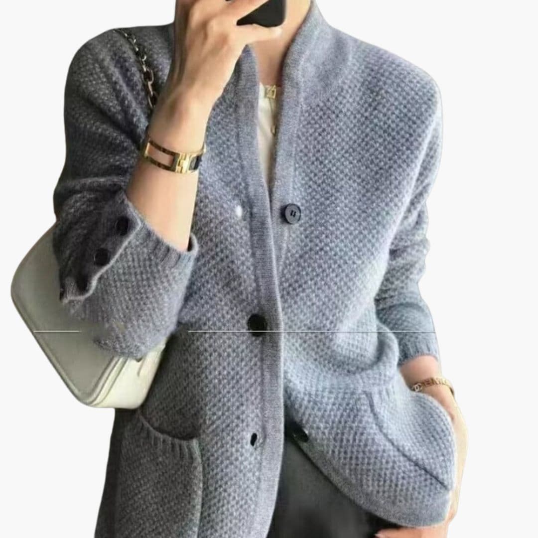 Colete feminino com superfície texturizada e abotoamento frontal