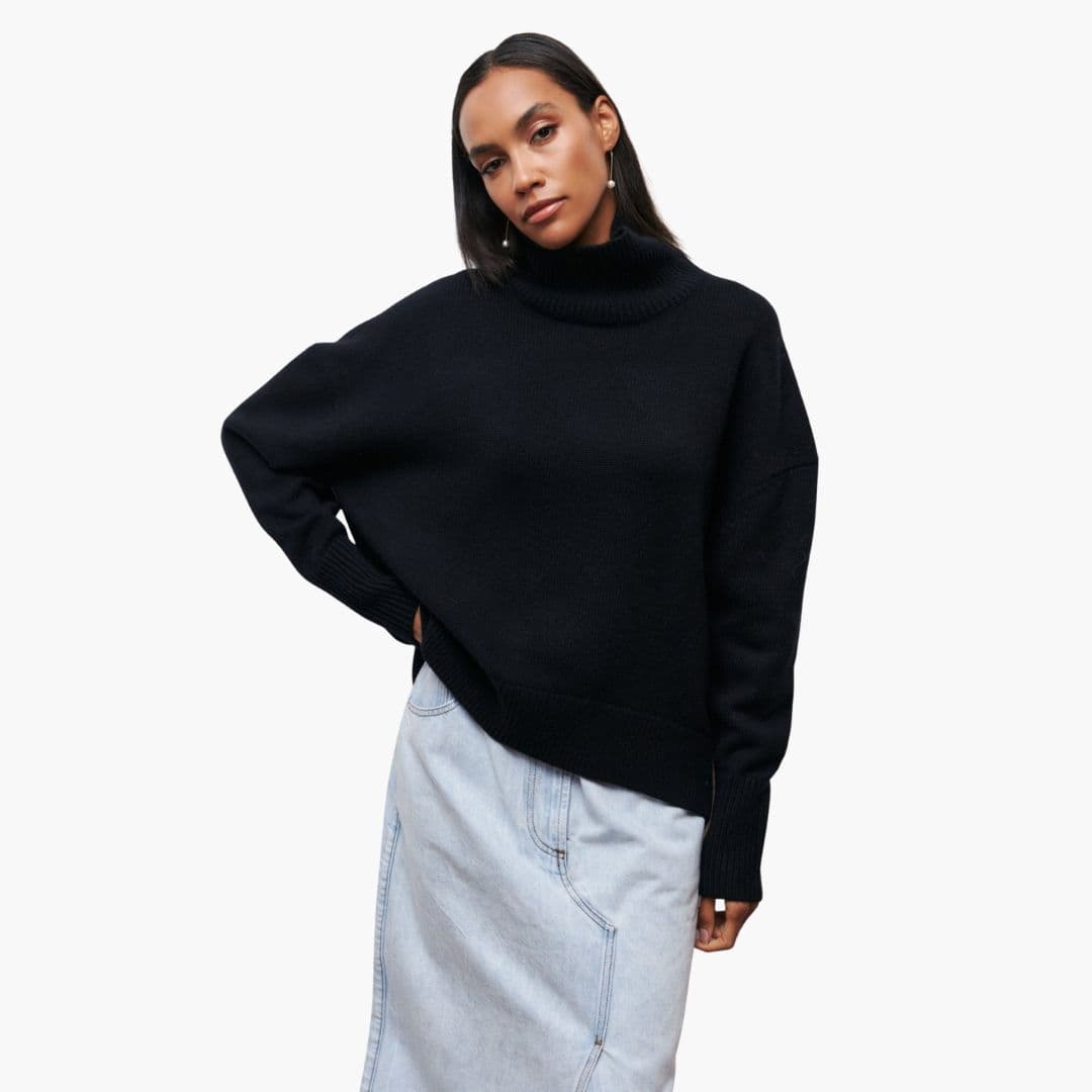 Suéter de mujer de punto con cuello alto y bajos acanalados