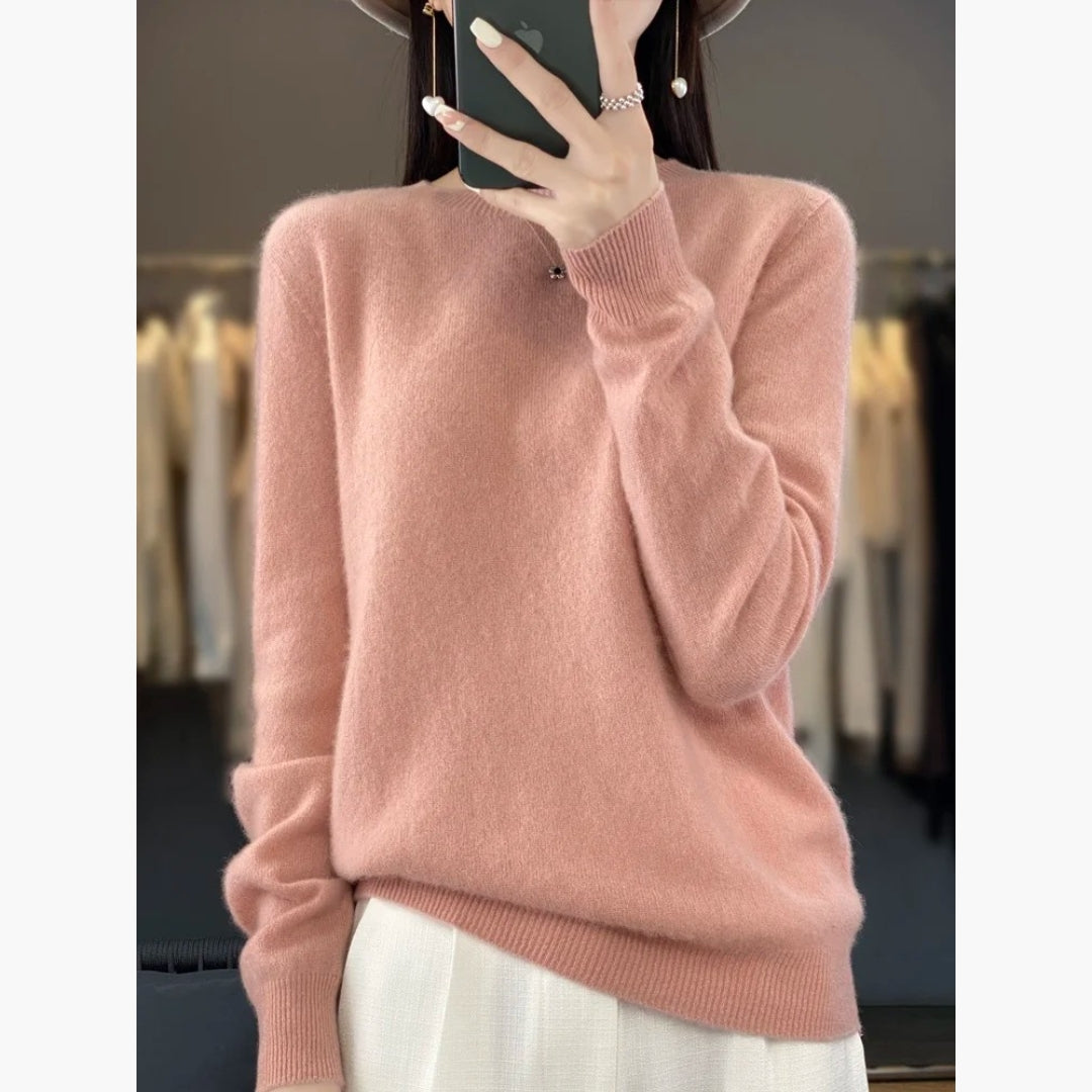 Dame striktrøje med rund hals og ribstrikkede manchetter