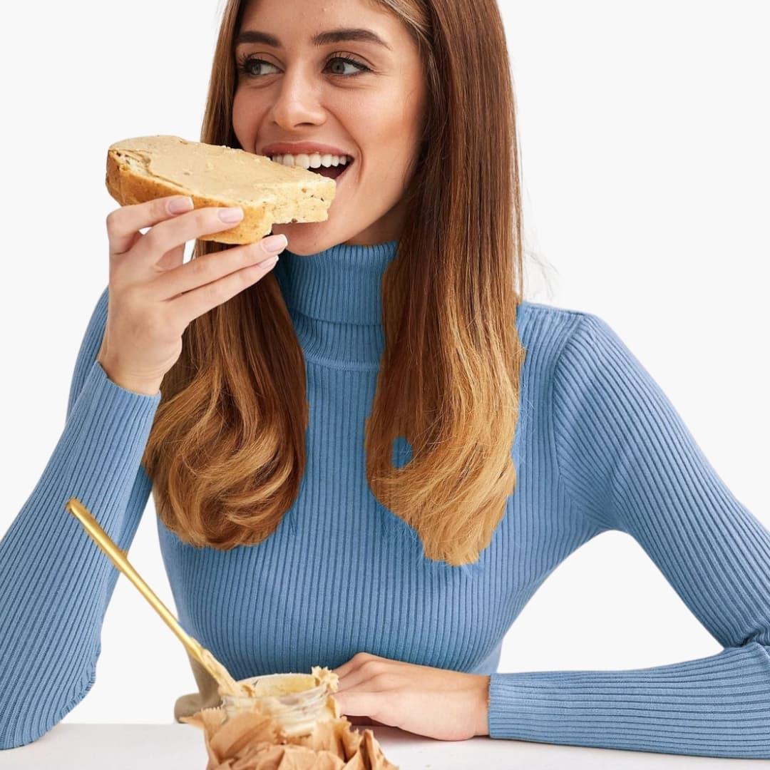 Pull à col roulé femme avec manches longues et surface côtelée