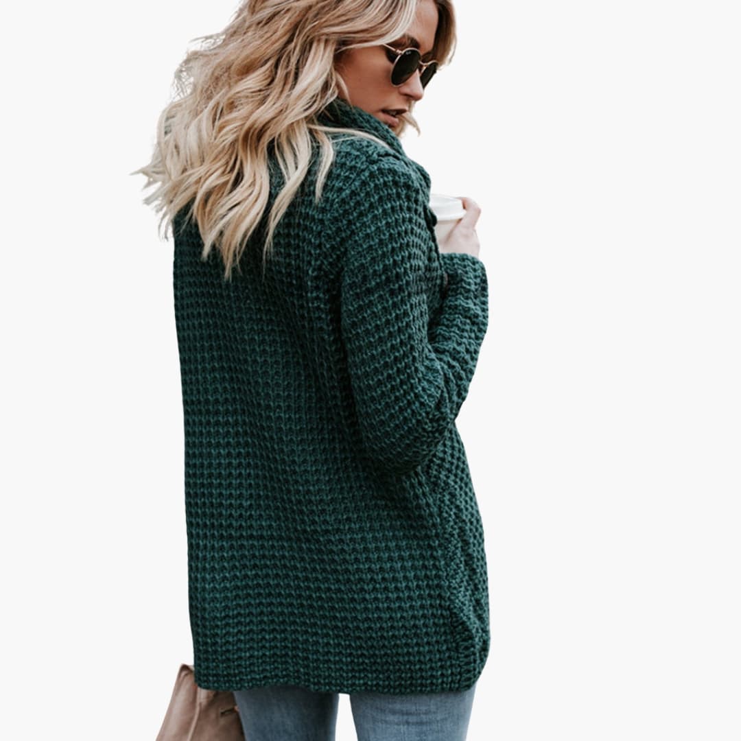 Pull em malha texturada para mulher com gola drapeada e bainha assimétrica