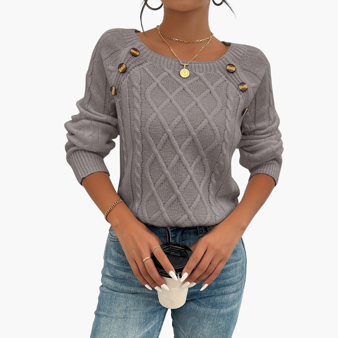 Damegenser i vridd strikk med rund hals og knappedetalj