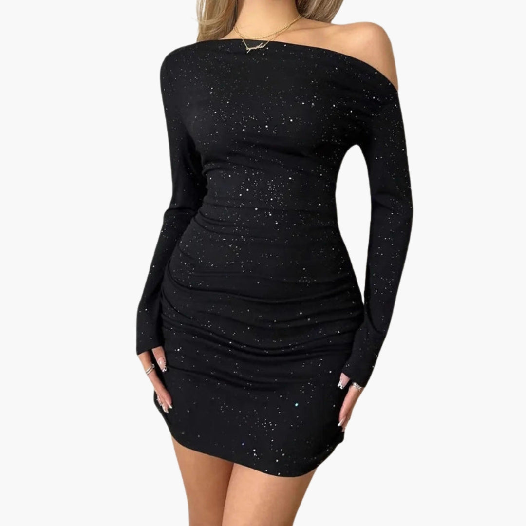 Abito corto da donna con spalla scoperta e arricciature