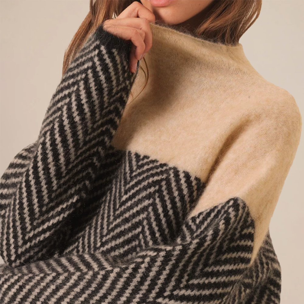 Pull femme motif chevron bicolore | Coupe ample col cheminée douillet | Style moderne casual, maille douce