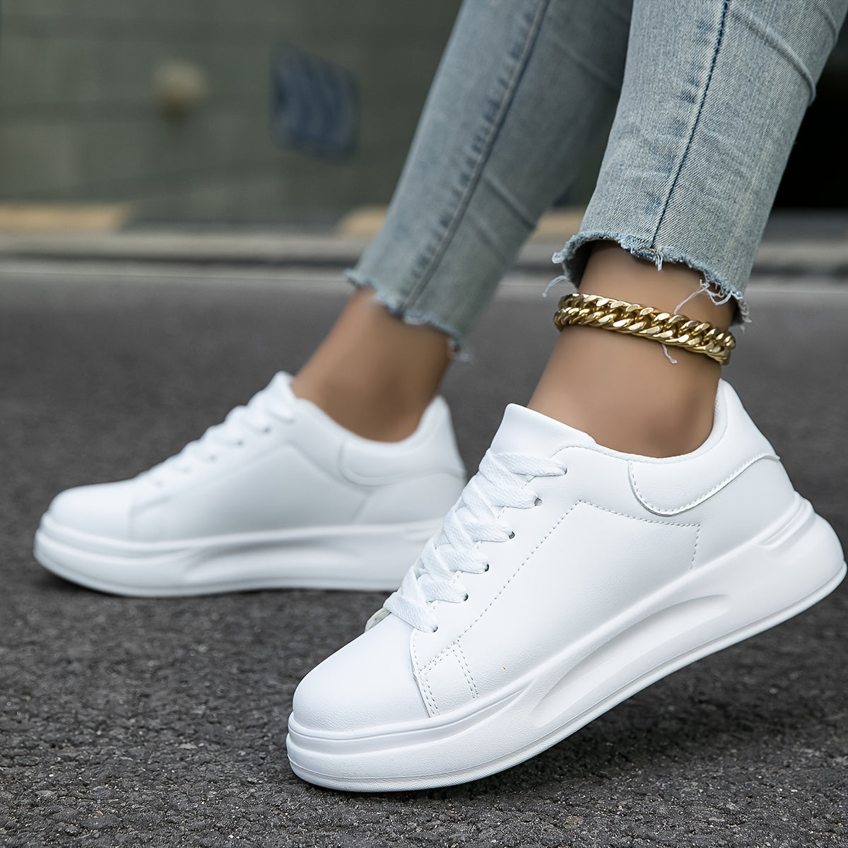 Sneakers femme blanches au design épuré | baskets intemporelles et polyvalentes