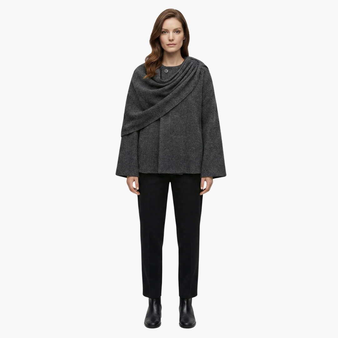 Manteau cape femme élégant avec silhouette fluide et col écharpe