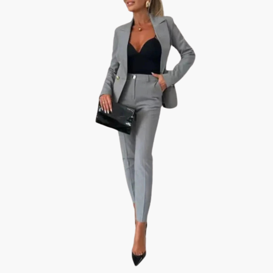 Ensemble tailleur femme avec veste à boutons et pantalon droit