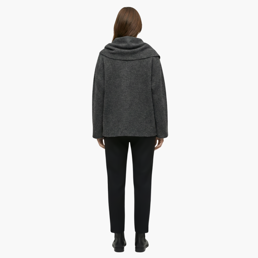 Manteau cape donna elegante con silhouette fluida e collo sciarpa