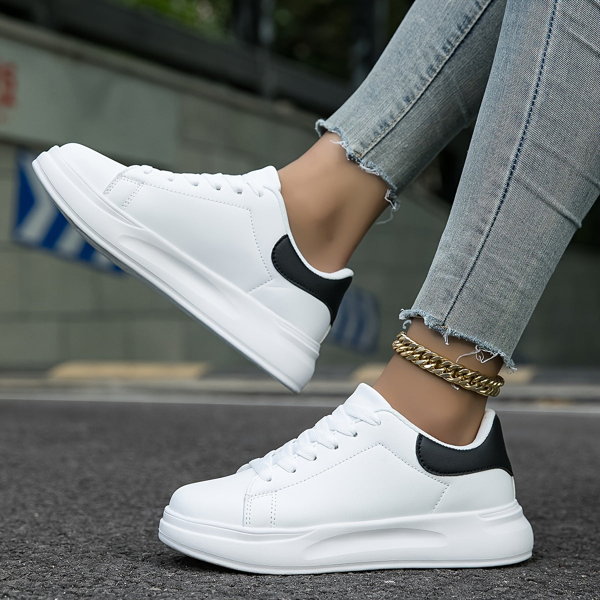 Sneakers femme blanches au design épuré | baskets intemporelles et polyvalentes