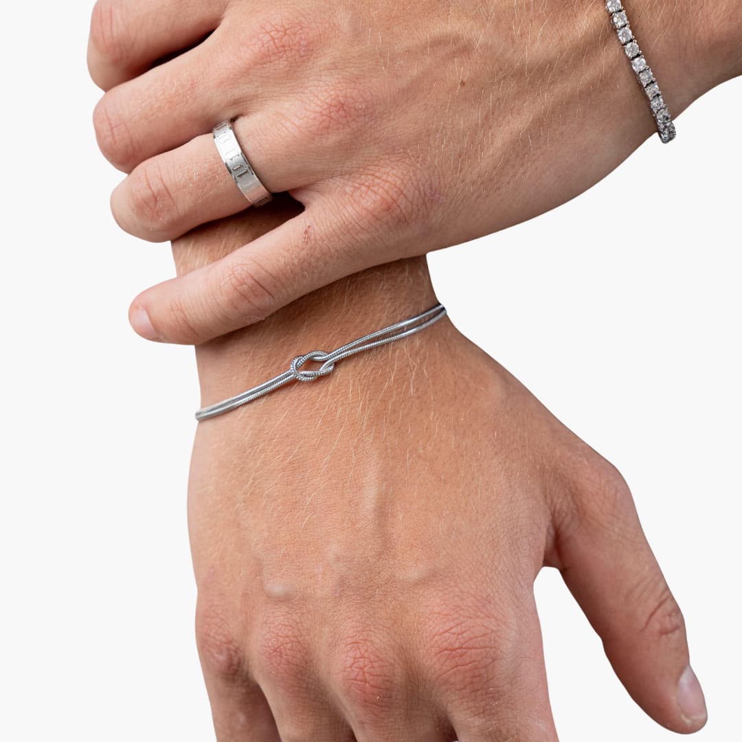 Bracelet pour homme avec taille ajustable et détail de nœud