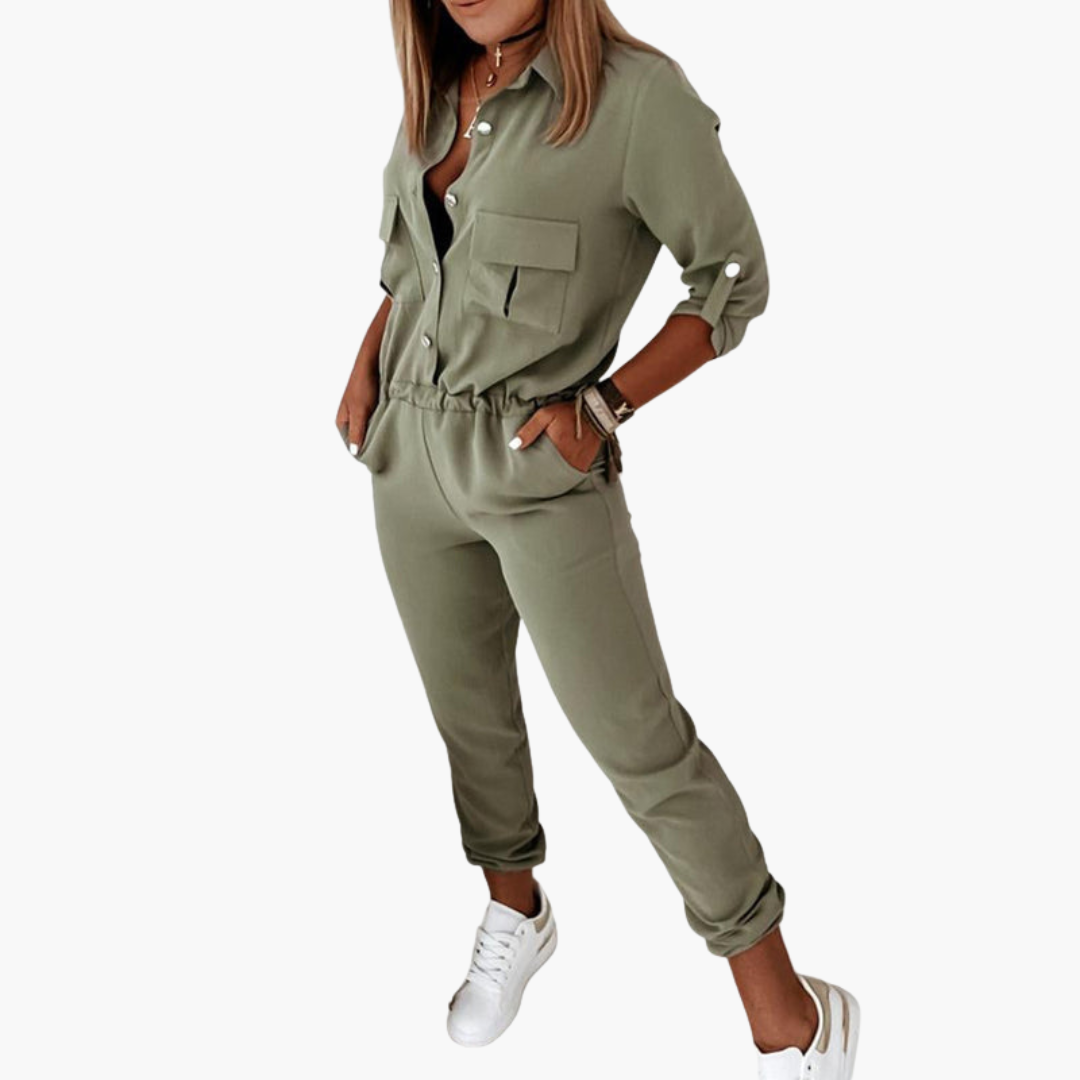 Combinaison femme avec fermeture à boutons et ceinture à nouer à la taille