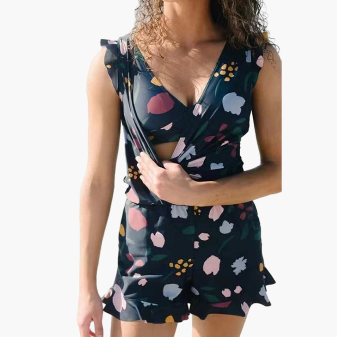 Tuta corta donna con volant, scollo a V e tasche