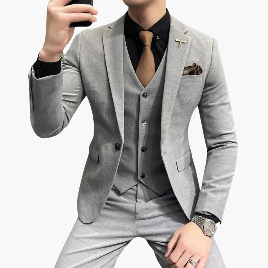 Costume homme trois pièces avec coupe ajustée