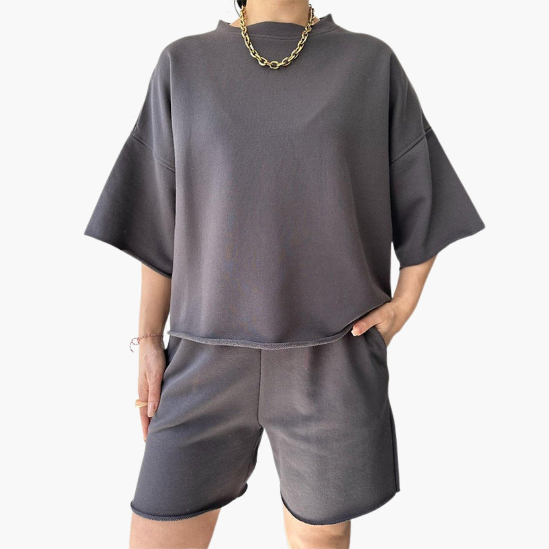 Completo sportivo donna con top corto e pantaloncini con coulisse