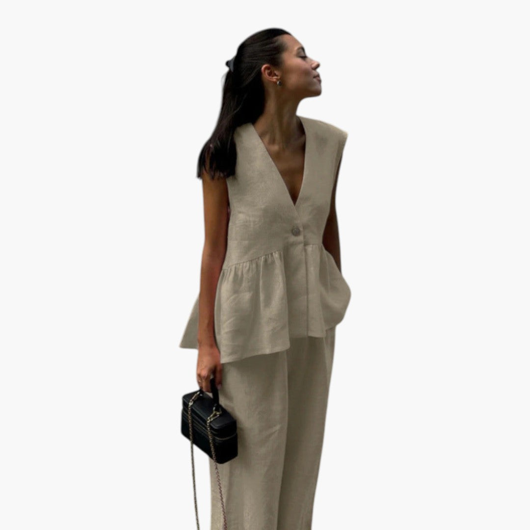 Completo estivo da donna con maglia a scollo a V profondo