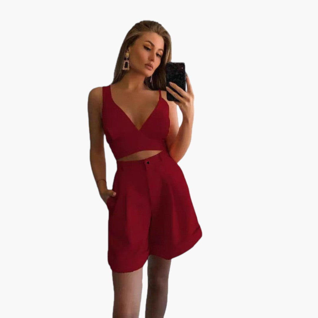 Completo donna con maglia corta a scollo a V e pantaloncini a vita elastica