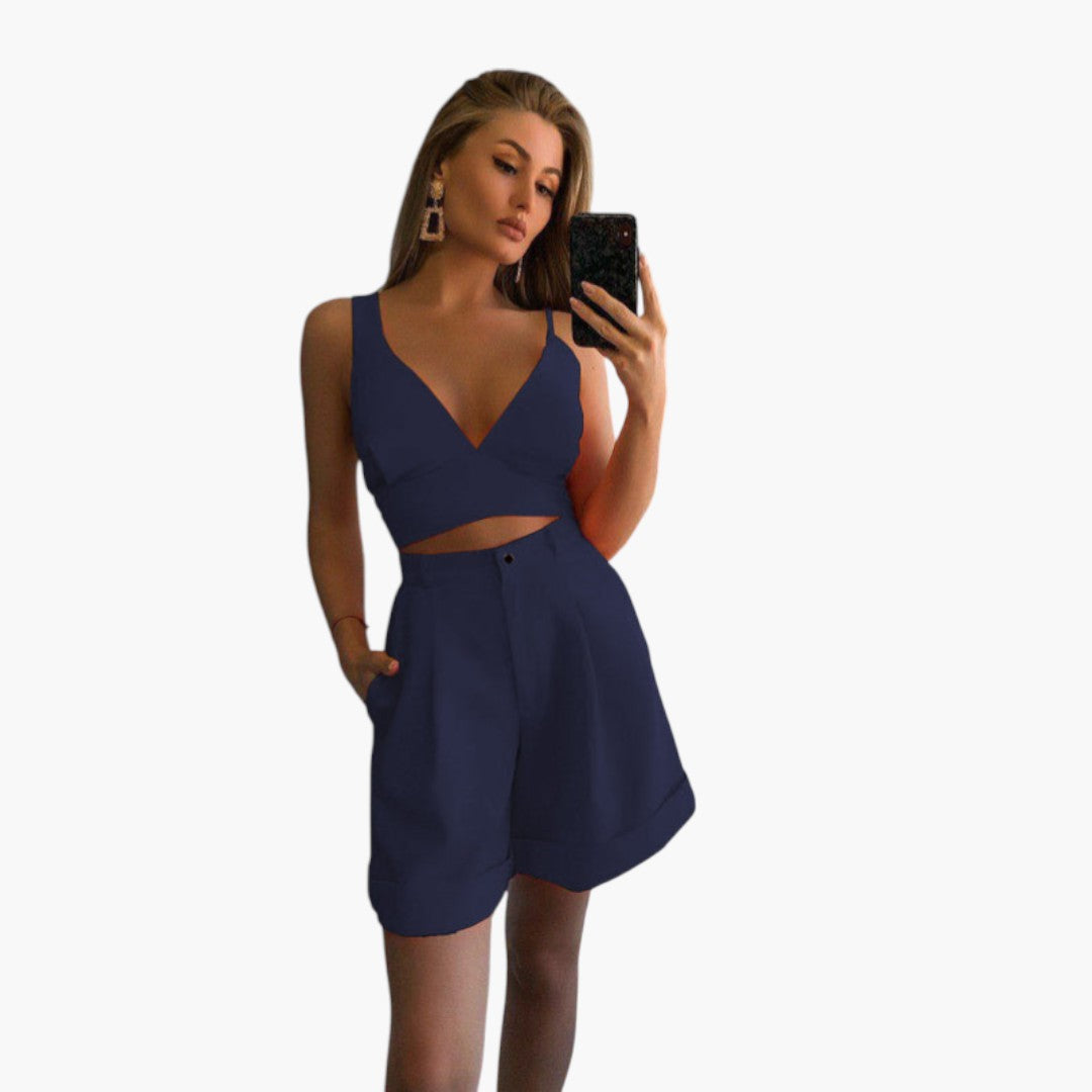 Completo donna con maglia corta a scollo a V e pantaloncini a vita elastica