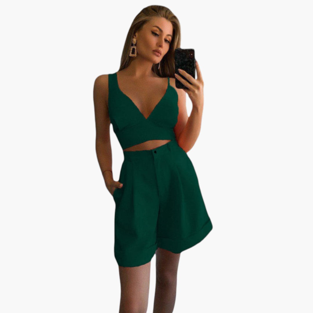 Completo donna con maglia corta a scollo a V e pantaloncini a vita elastica