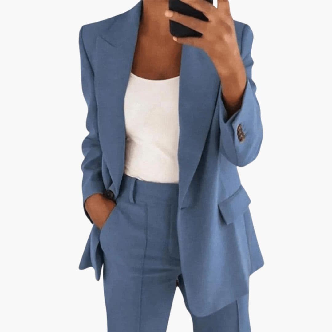 Ensemble femme avec veste ajustée et pantalon droit