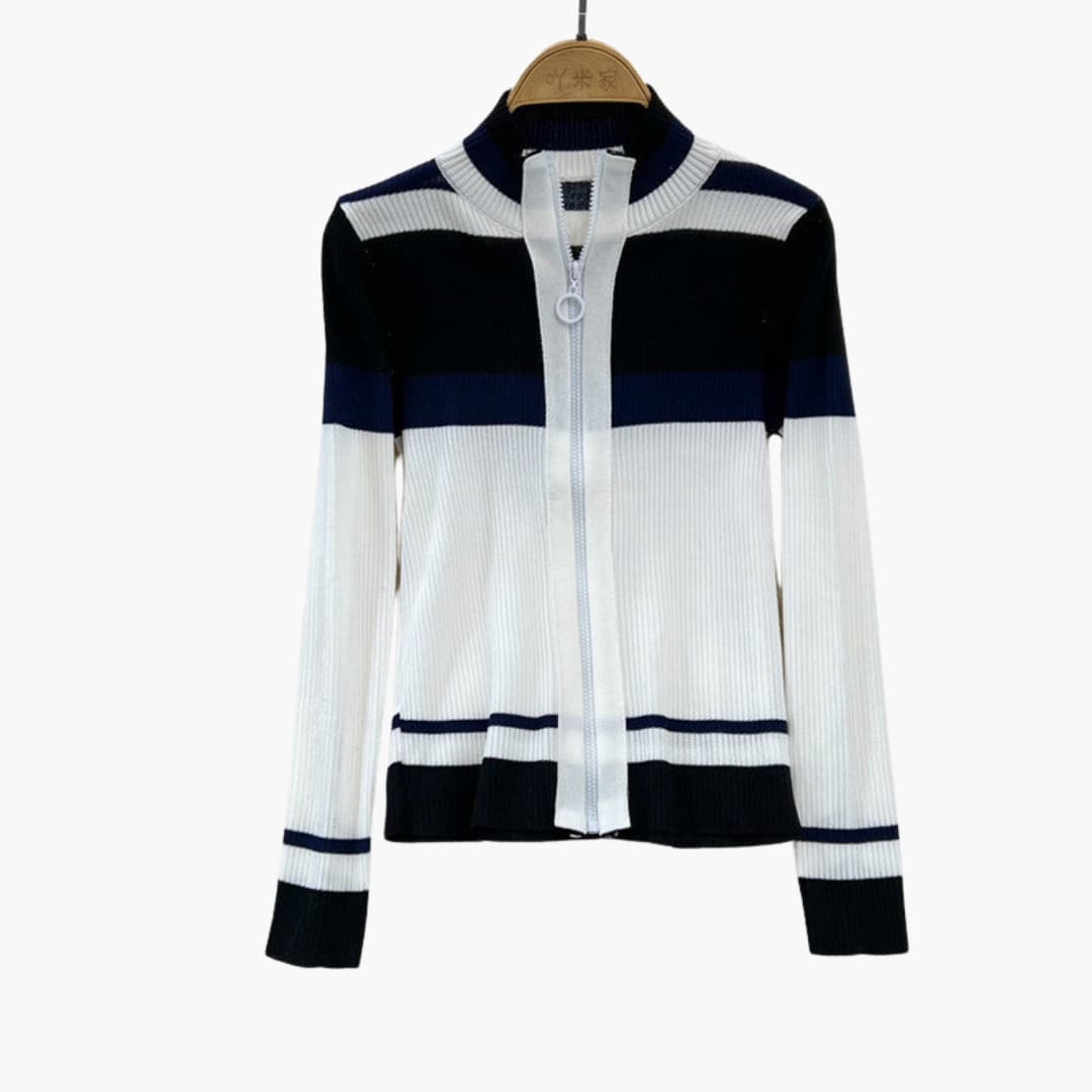 Conjunto feminino com cardigan com fecho e calças evasé com padrão