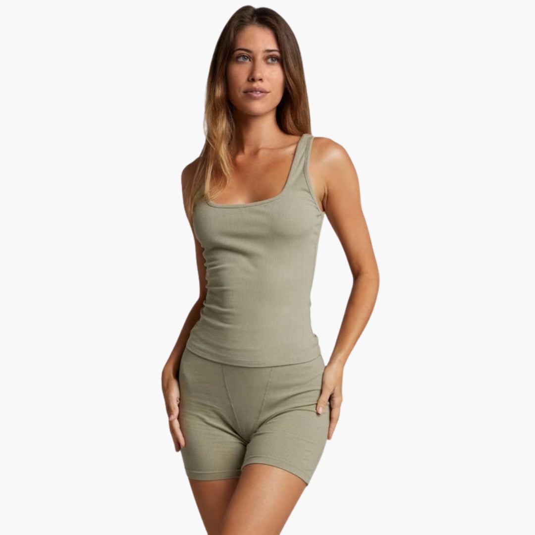 Women's loose fit sports set with elastic waistband