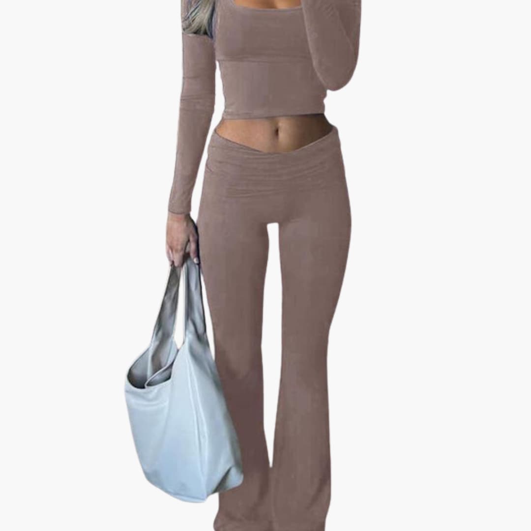 Completo sportivo donna con scollo quadrato e pantaloni larghi