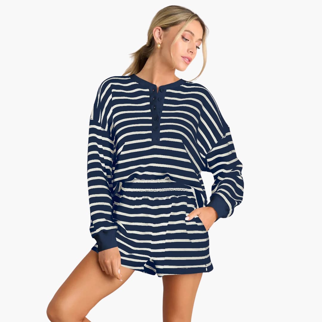 Ensemble sportswear femme avec haut rayé et short à taille élastique