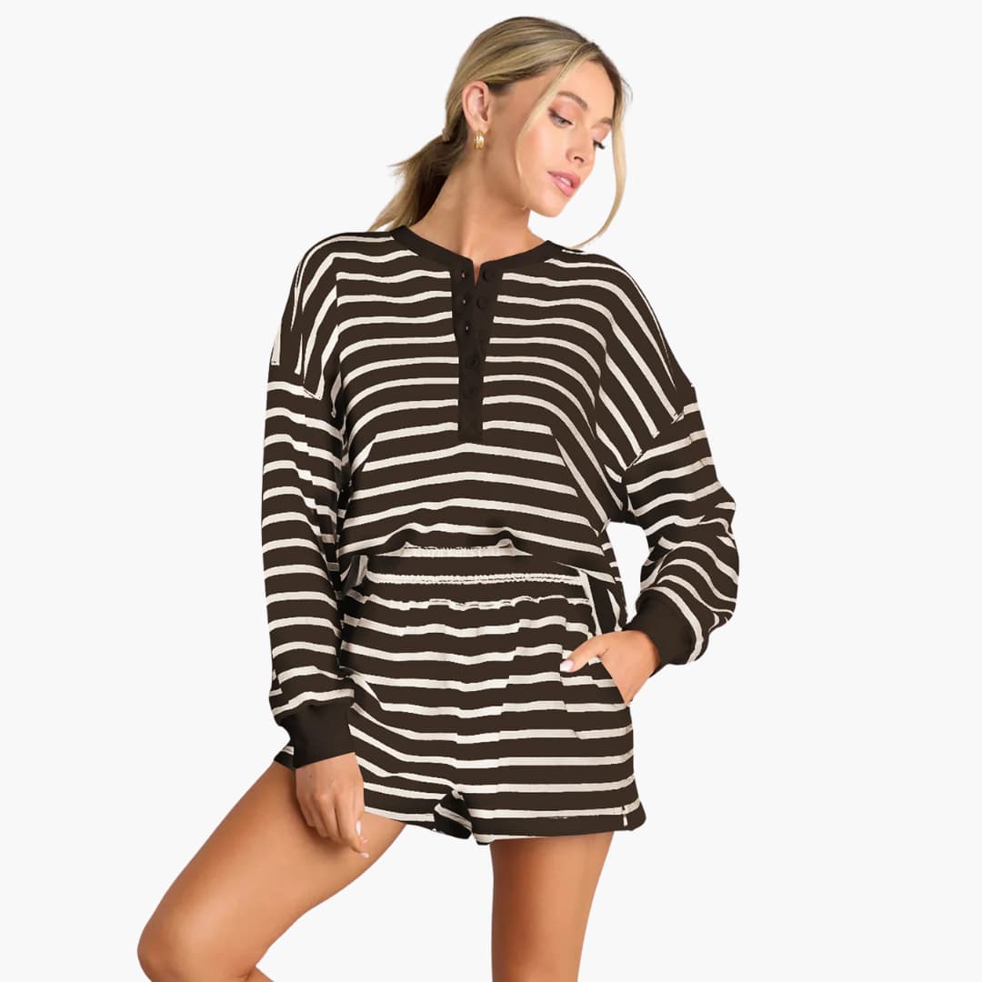 Ensemble sportswear femme avec haut rayé et short à taille élastique