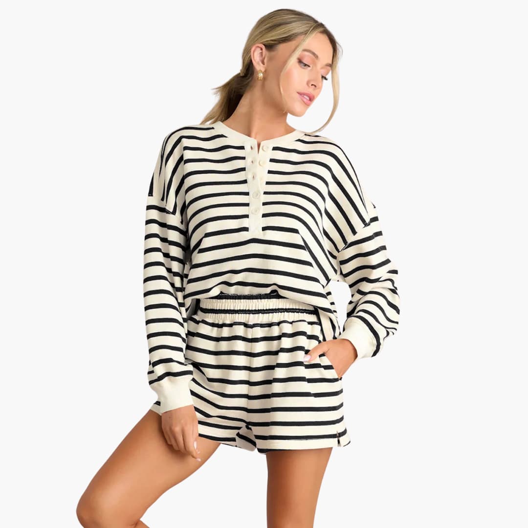 Ensemble sportswear femme avec haut rayé et short à taille élastique