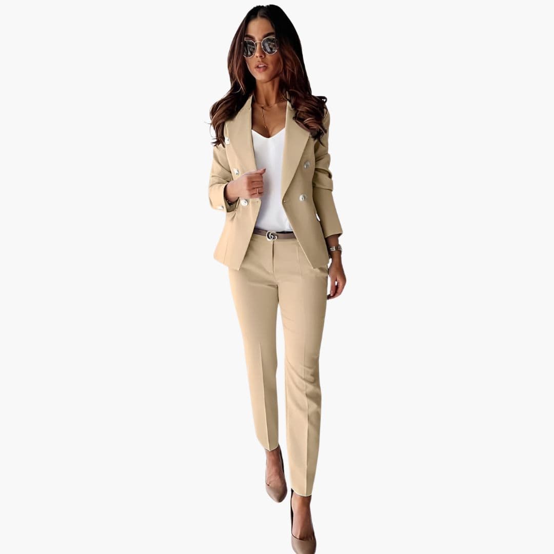 Ensemble tailleur femme avec veste à boutons et pantalon droit