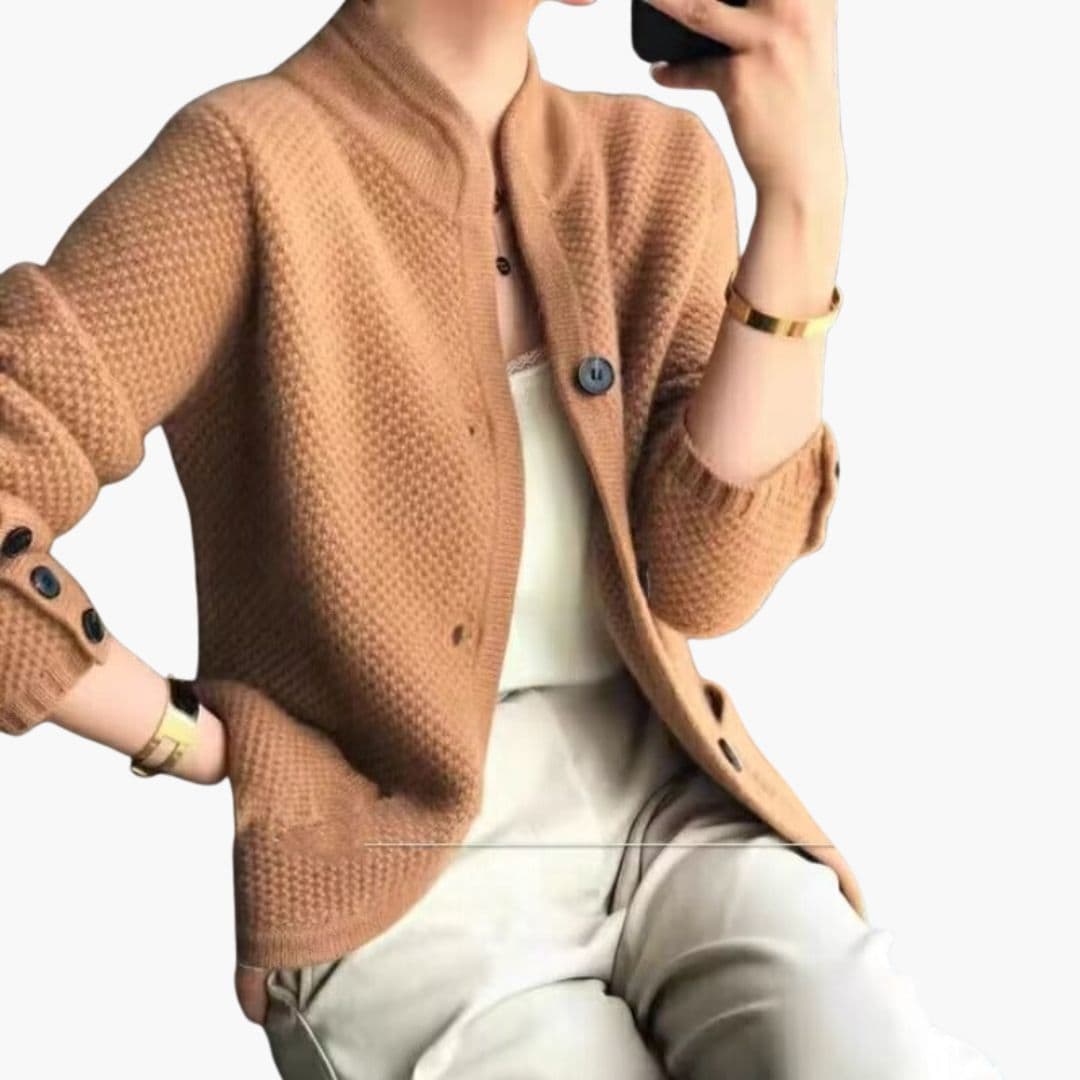 Colete feminino com superfície texturizada e abotoamento frontal