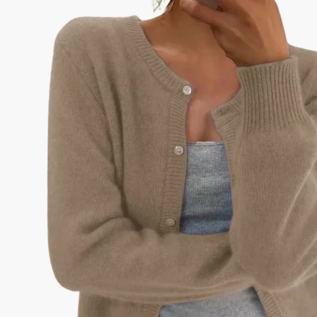 Gilet femme en tricot avec encolure ronde et fermeture à boutons